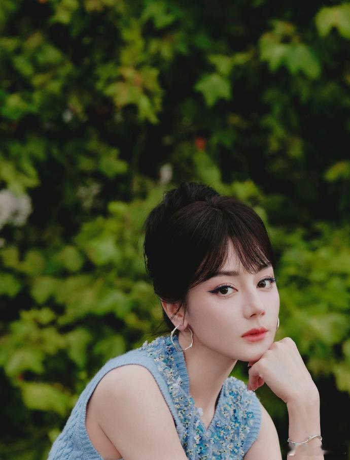 Dior多机位带你全方位看秀 迪丽热巴蓝色无袖花朵套裙勾勒出灵动身姿，邓为卡其色