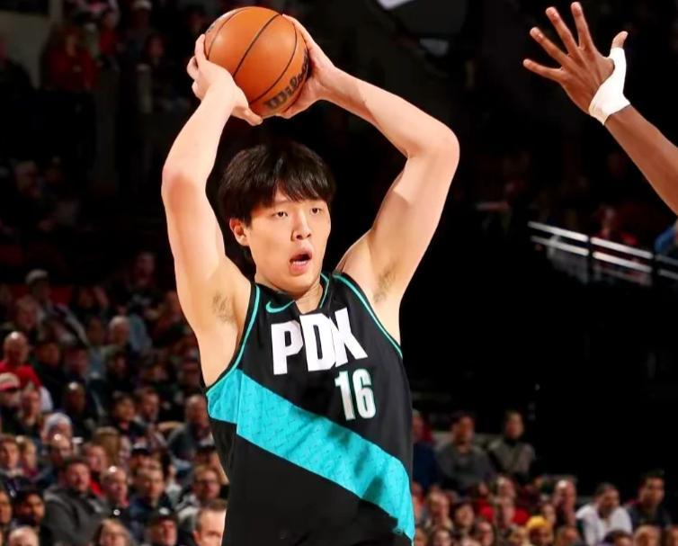 今天又是10分钟，2分2篮板1助攻2盖帽，正负值+1，无失误，仅1犯规。数据平凡