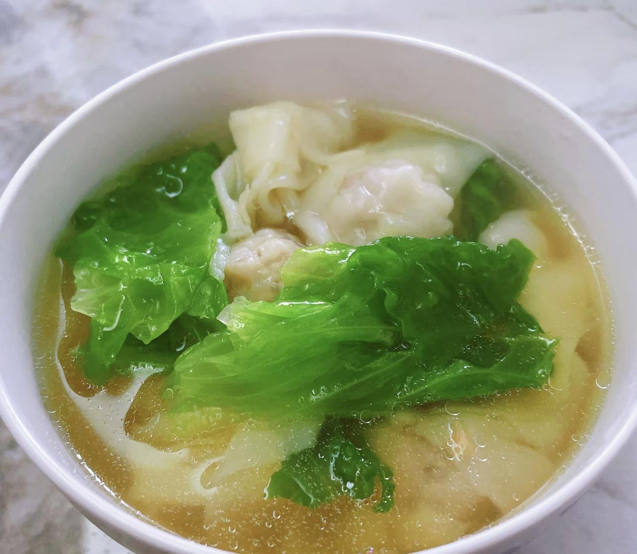 今日份治愈，是这碗热乎的云吞面给的
 
薄而韧的云吞皮裹着弹嫩的鲜肉馅，在鲜醇的