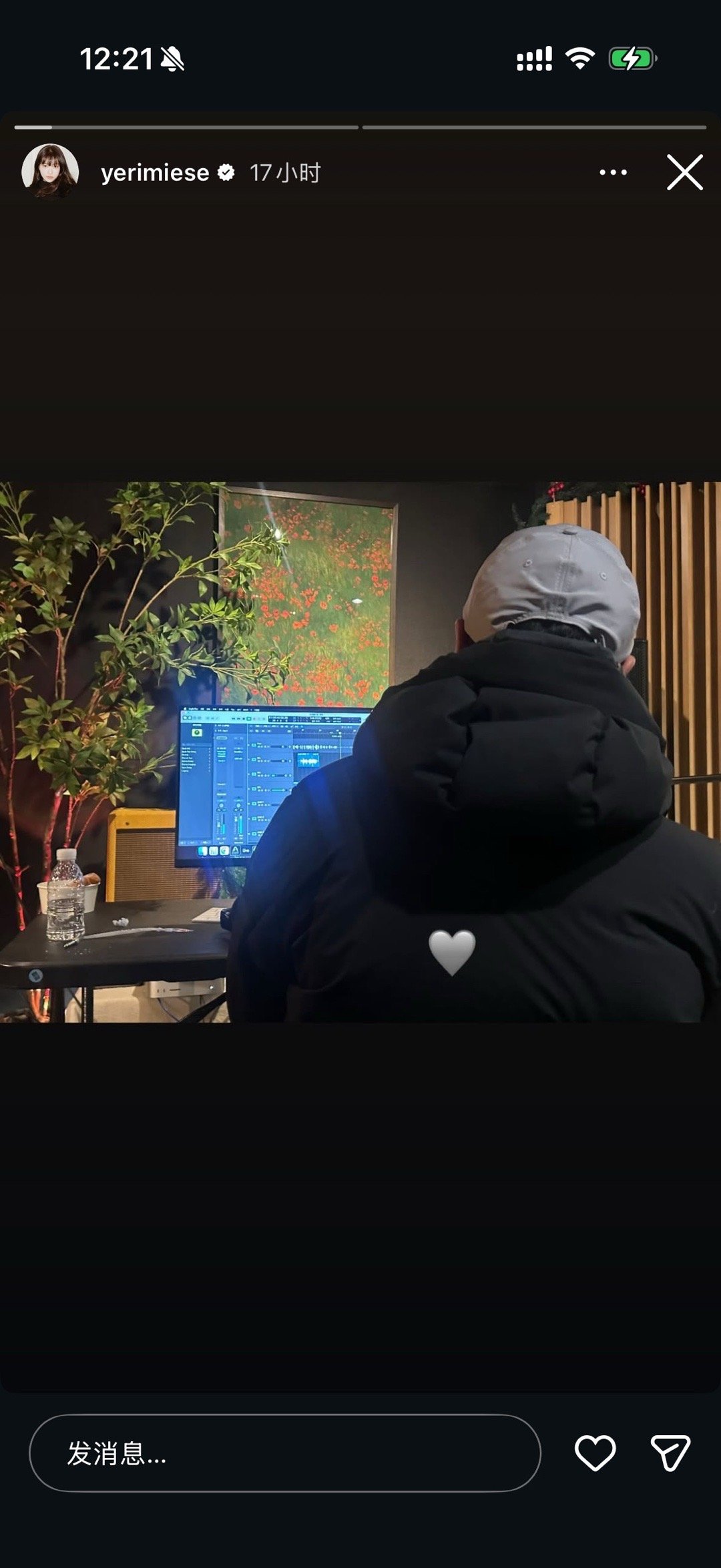 发布快拍好像在录音室准备初solo专辑的YERI金艺琳，去年底才说有计划现在就开