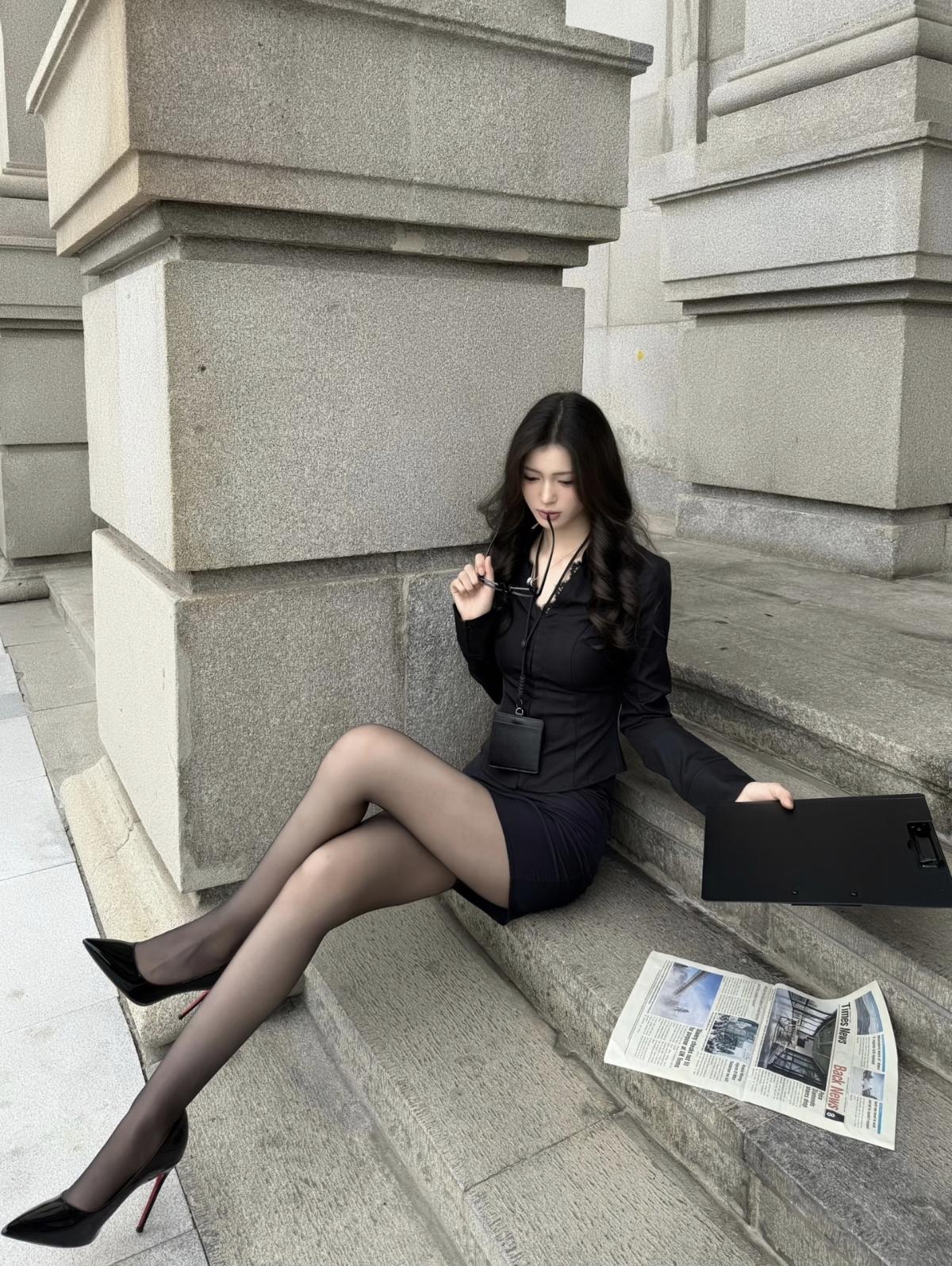 都市女郎的优雅一刻，黑裙高跟鞋，自信满满！如何穿出魅力又柔情的连衣裙?