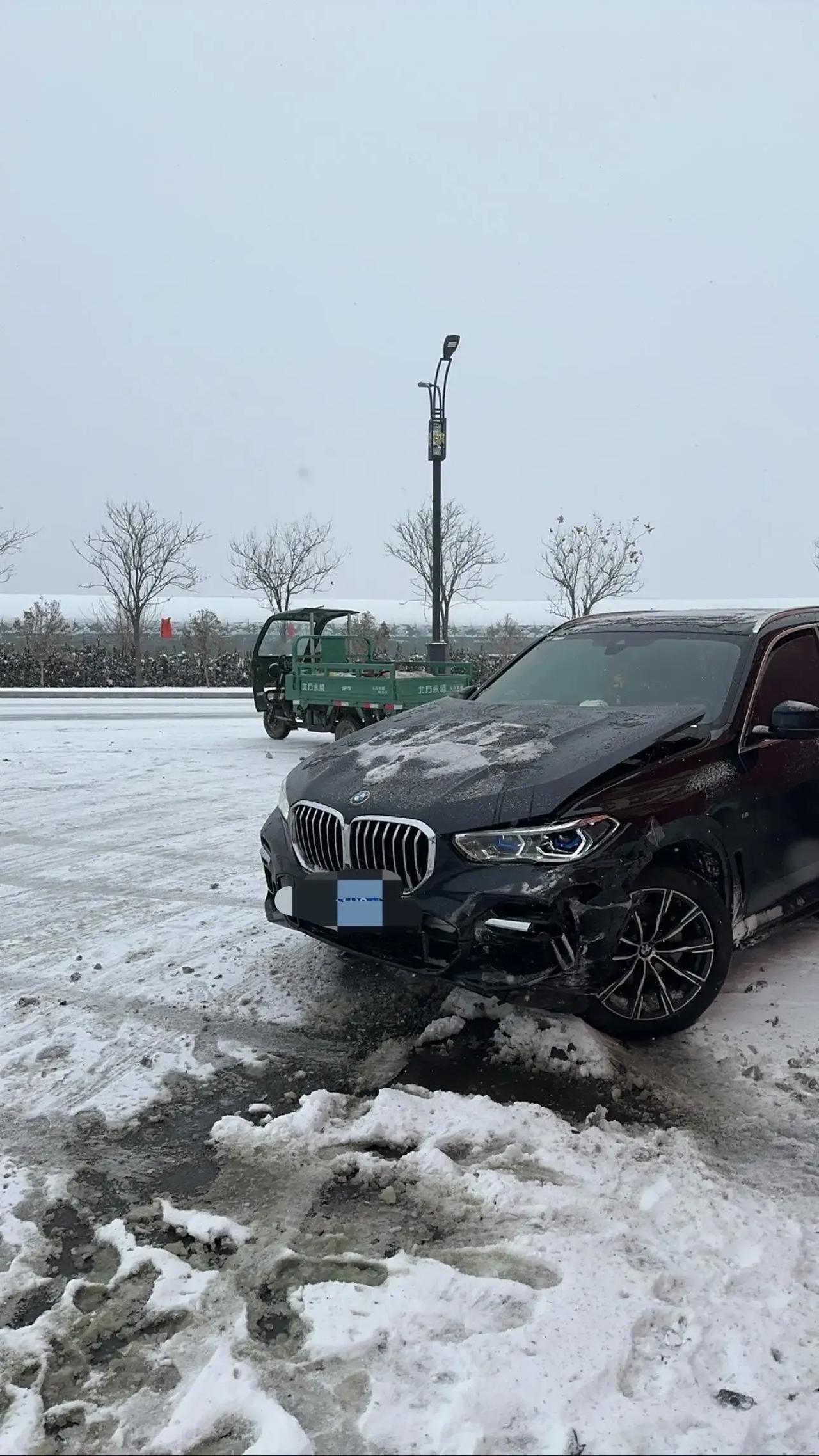 网友求助：求助一下这个有机会全损吗？

雪天路滑躲三轮车撞墙了，目前明面上的前灯