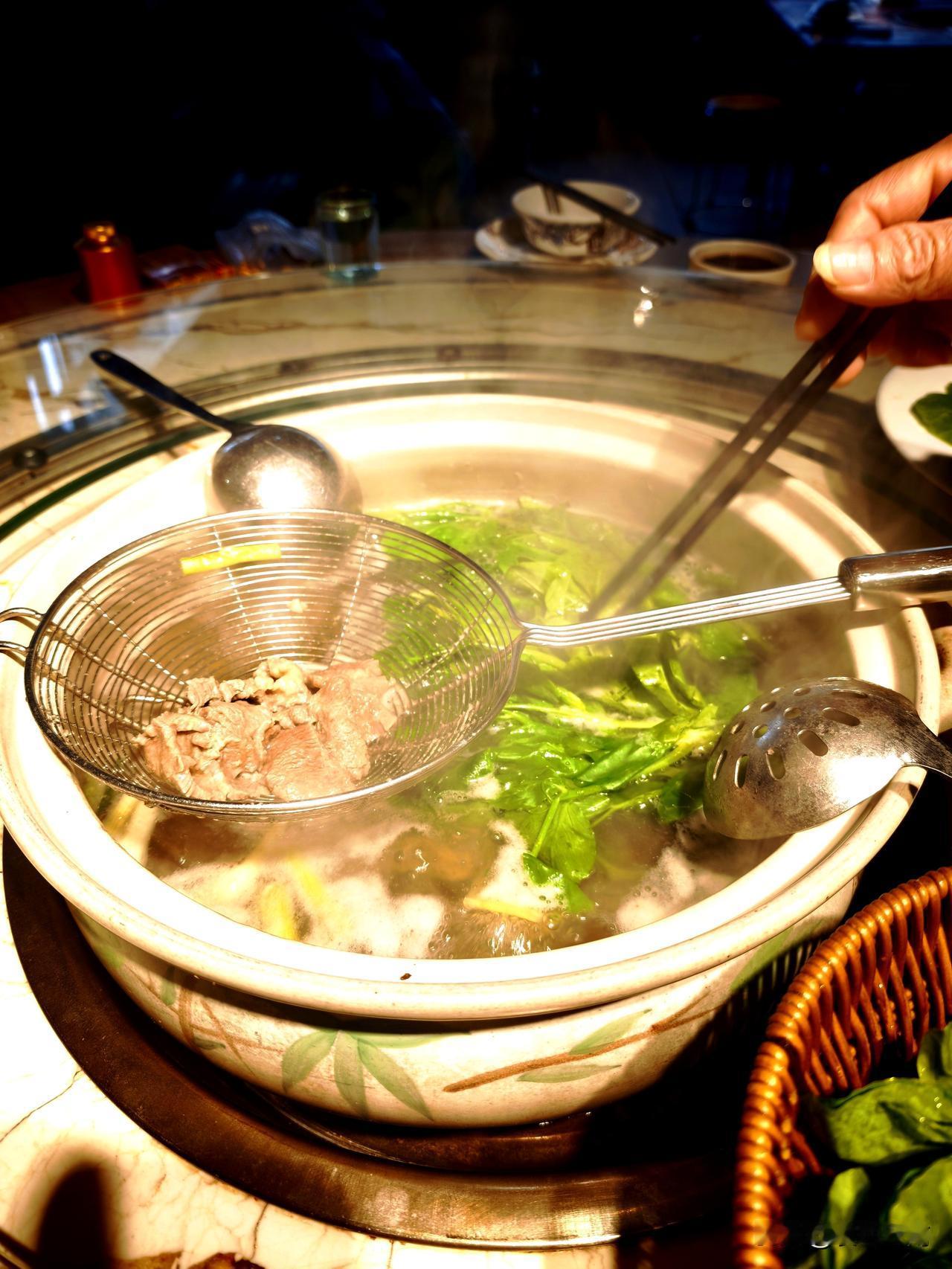 回到昆明好冷，气温才一度，来食堂吃一个打边炉，烫牛肉、烫猪肝、烫鱼丸，实在是解馋