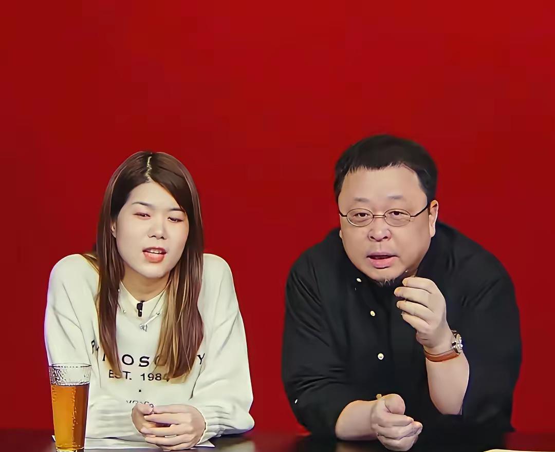 罗永浩最近跟杨笠搅到一块，老粉丝气得不行。

先说说杨笠这人。1992年河北人，