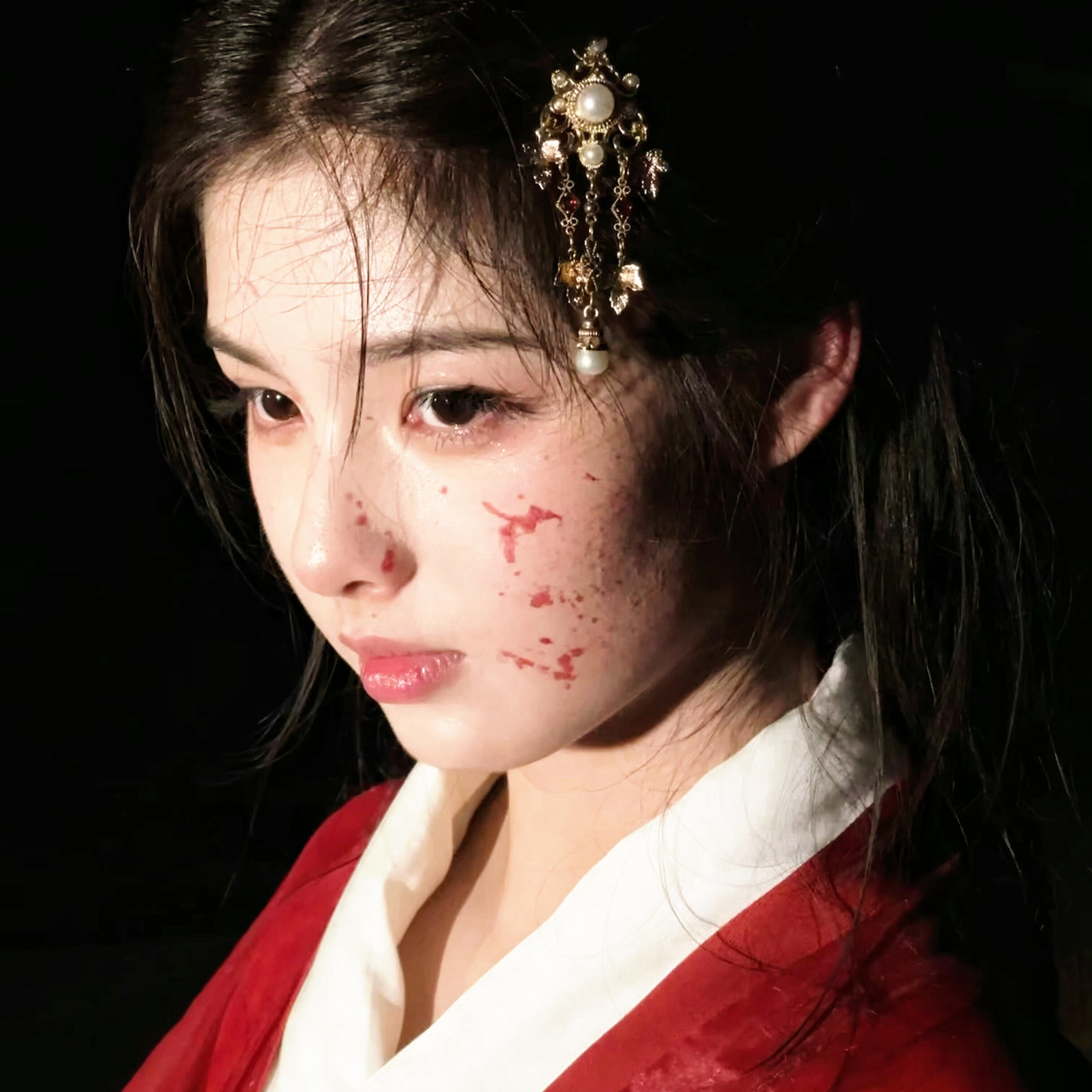 艾米古早港片武侠氛围感 执剑抬眸的瞬间，红纱垂下来盖住剑身。没有多余表情却全是故