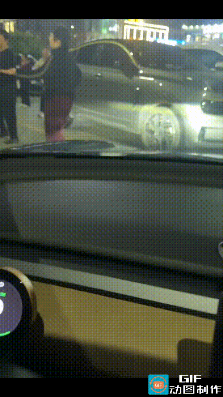 网友傍晚开车去市中心广场健身，一群广场舞大妈占着车位不让，网友长按喇叭提醒，但大