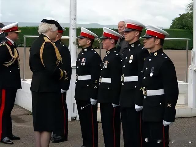 英国首相们在援乌这事上真是头铁得很。

伯纳姆一上台首次外访就去基辅，还在乌独立