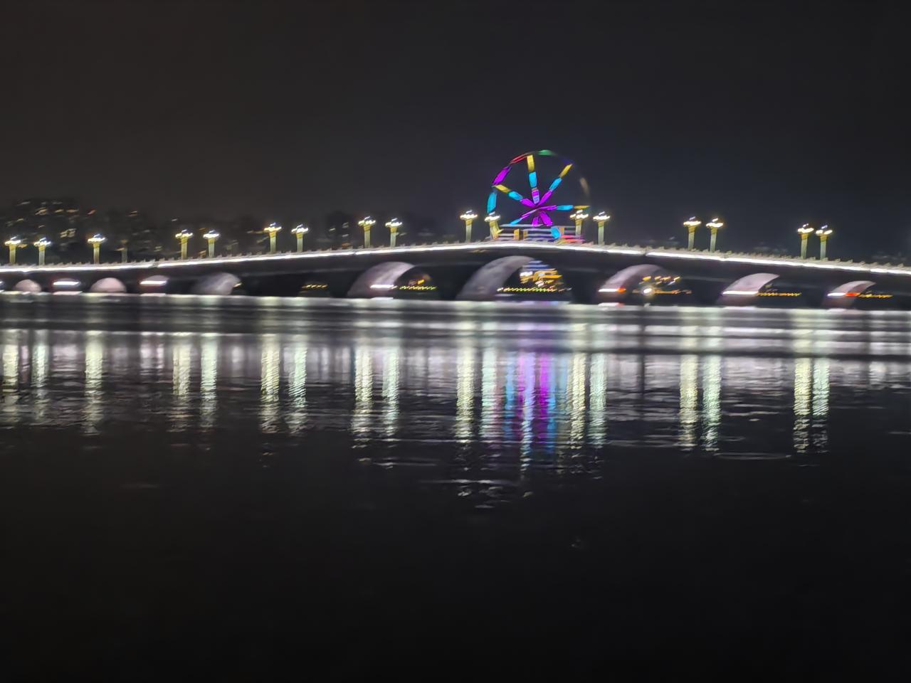秋日湖夜宜心扉
唱歌跳舞强身体
美好生活要珍惜
自律永进不停息