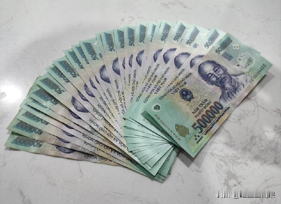 同事刚从越南回家，准备休假一个月又继续过去，这些钞票，都是他的额度有点大，他唉声