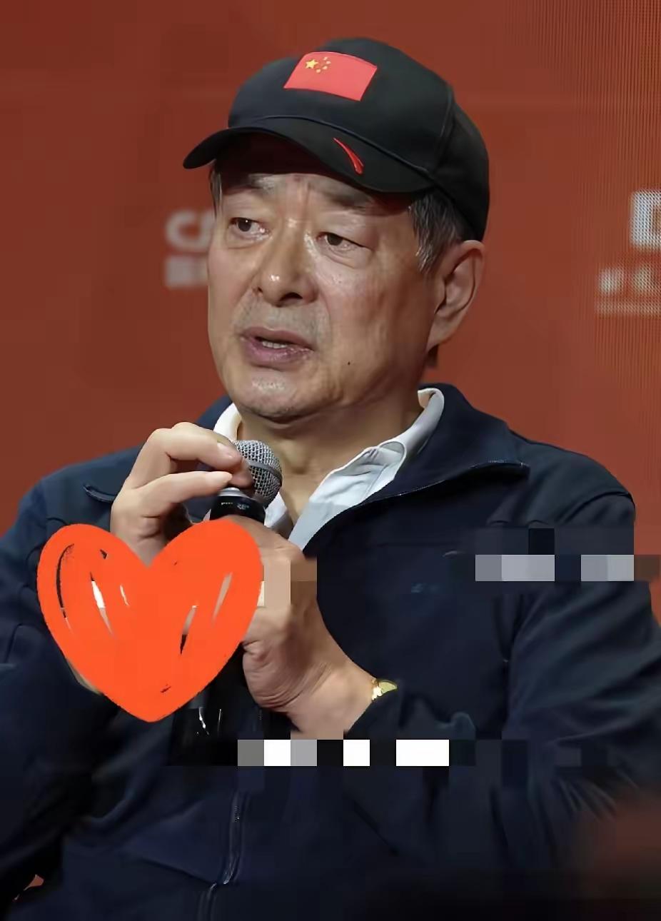 看完真被敲了一下：72岁的濮存昕，夜里用一根布带，把自己和90多岁患阿尔茨海默症