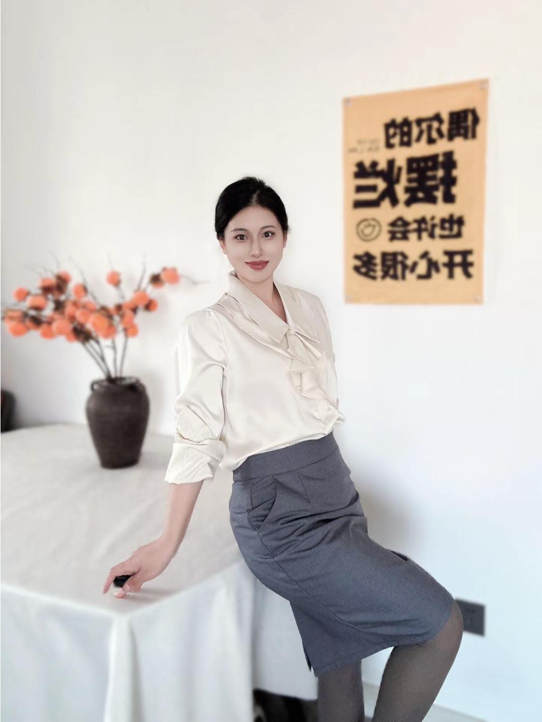 优雅白领风穿搭，简约大方，尽显职场魅力！