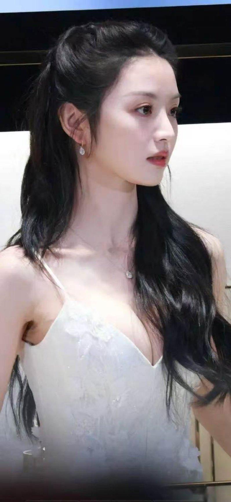田曦薇无刘海半扎发造型告别标志性的齐刘海，田曦薇这组无刘海半扎发机场路透刷屏了。