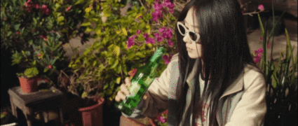 王影璐不语只是一味地干饭  王影璐的世界，美食至上，无论是泡面还是大餐，都能吃得