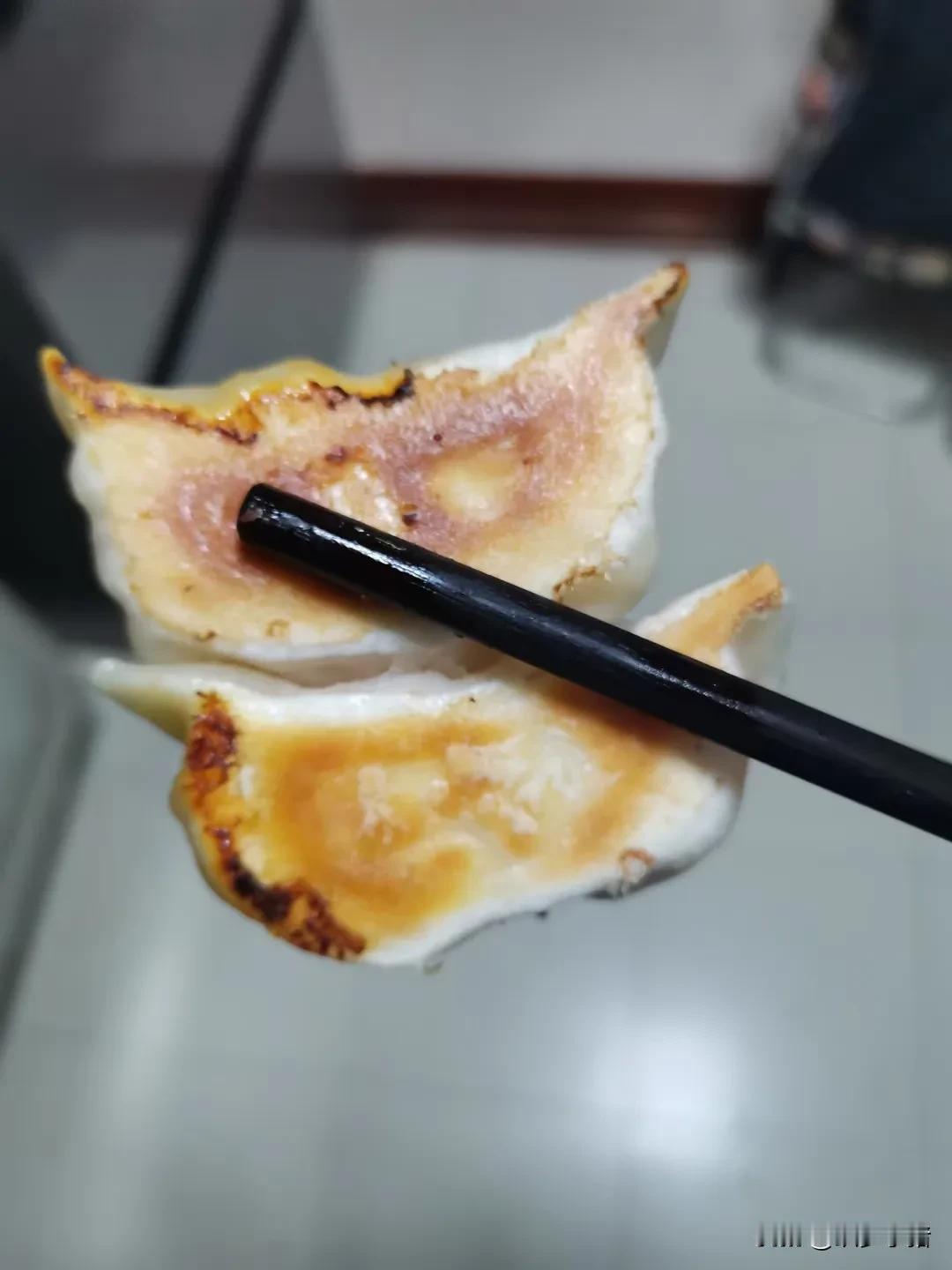 周末在家自己动手做早餐，冰箱取出几个饺子，直接小火油煎，怕不好熟，可以稍微放一点