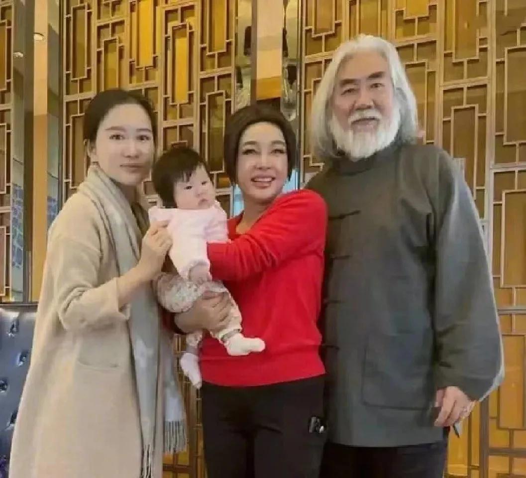 73岁的张纪中老爷子在忙着当爹
74岁的女王刘晓庆在忙着恋爱
78岁的老特在忙着