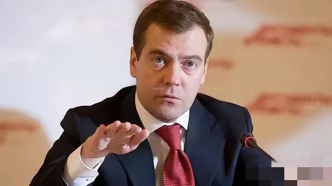 彻底决裂了！
俄罗斯安全会议副主席梅德韦杰夫公开表示，有情报显示英国和法国想提供