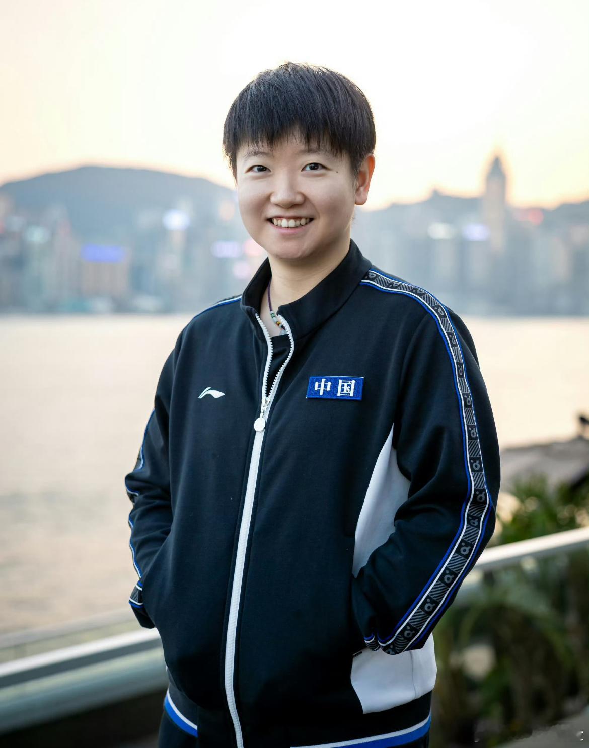 孙颖莎夕阳下明媚笑容孙颖莎日渐消瘦了，原本身上还肉肉的，现在脸都小一圈了。比赛一