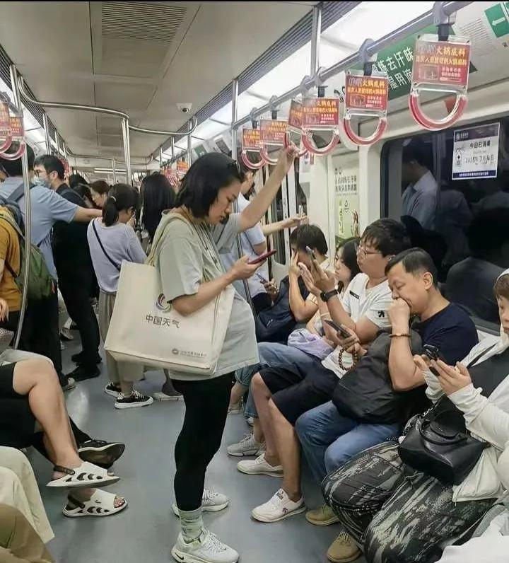 当今社会的风气和冷漠，真的让我无语了！
不信你看！今天在地铁上，就没看到有一个人