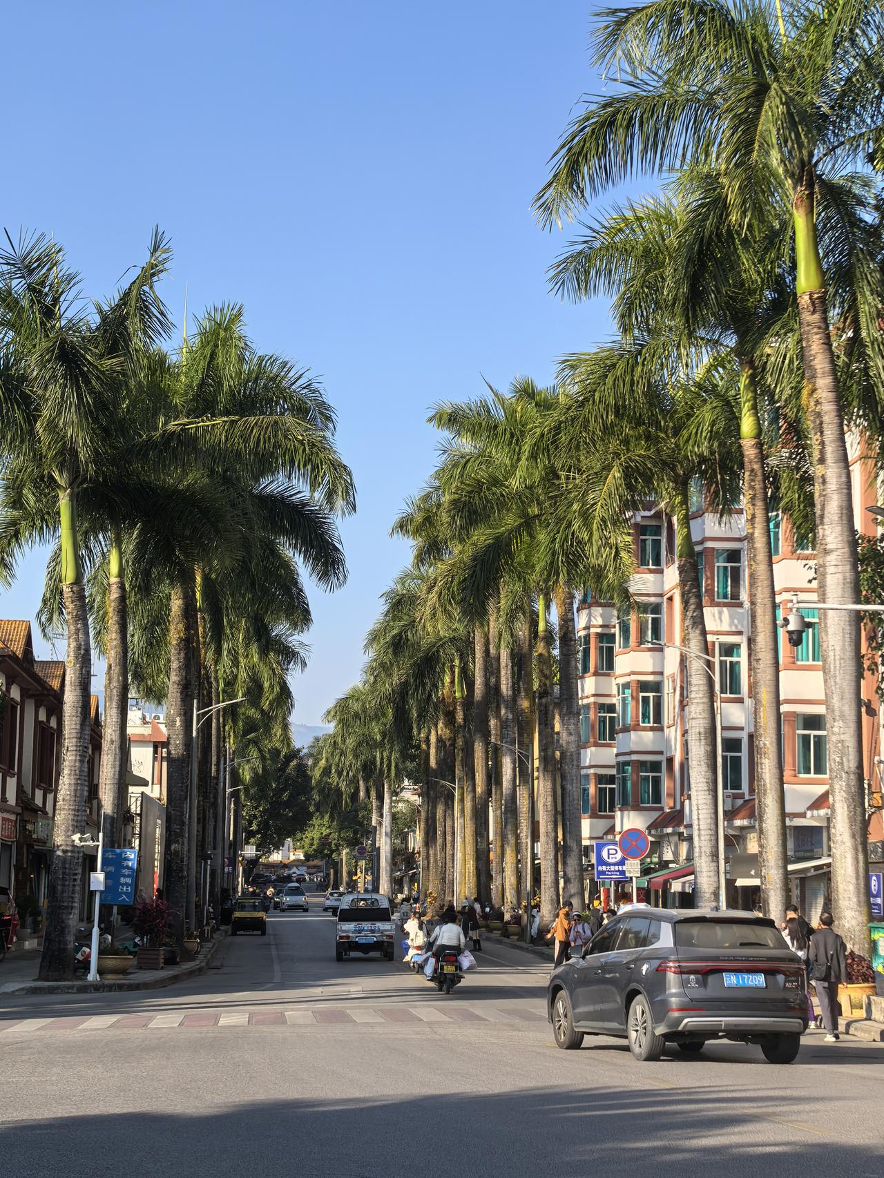 芒市，为随处可见的便民设施点赞
        我们昨天离开临沧，经祥临公路、天