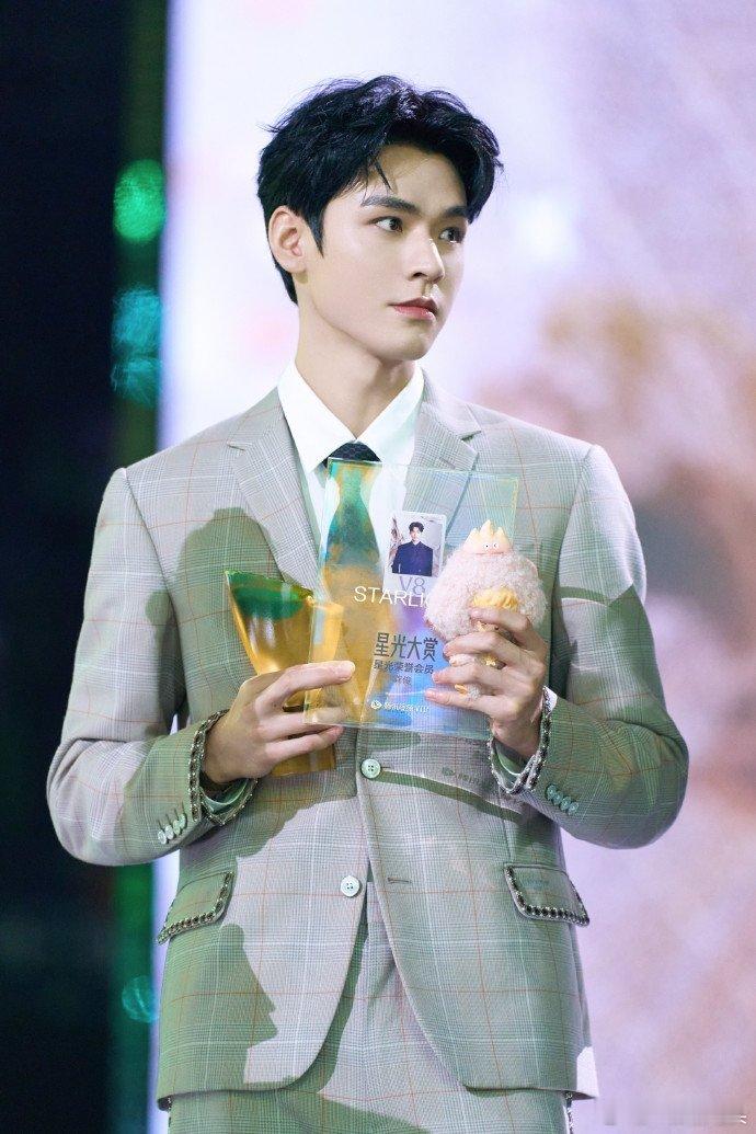 龚俊一个盛典拿4个奖三次登台拿奖拿到手软，从综艺活人到实力派演员，待播剧题材还不