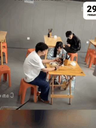 情侣在餐厅吃饭，一位身材苗条打扮时髦的窈窕淑女从男孩的桌旁走过时，女孩让男朋友看