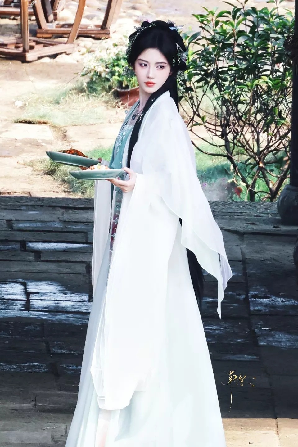 鞠婧祎今天的路透好清新啊，仙气飘飘的造型 ​​​