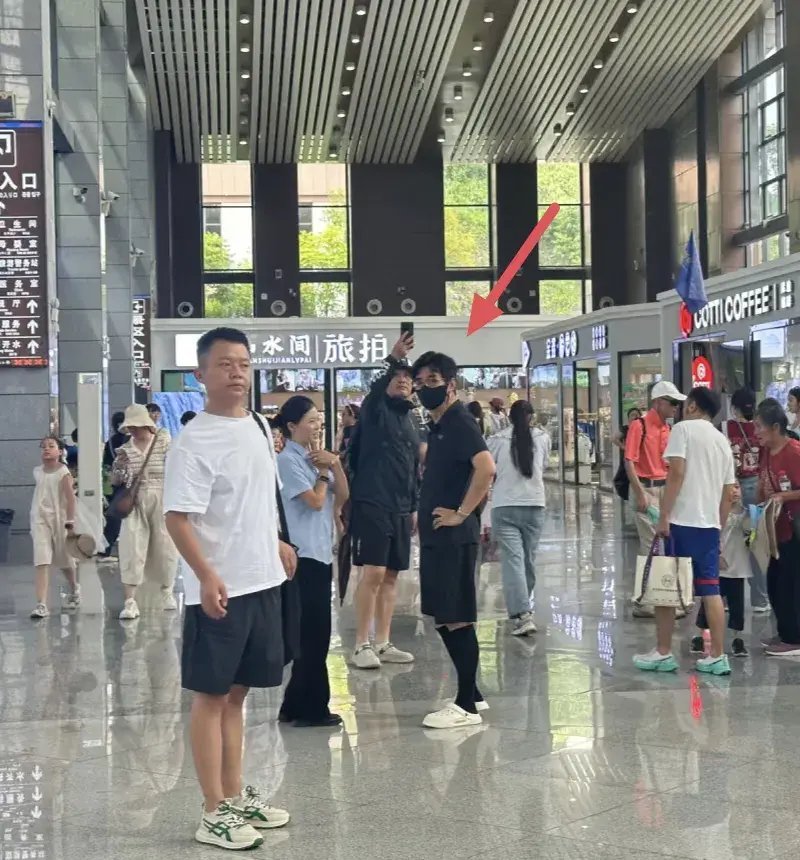 61岁范明到贵州小七孔游玩，穿洞洞鞋和长筒袜打扮的很潮！ ​​​
