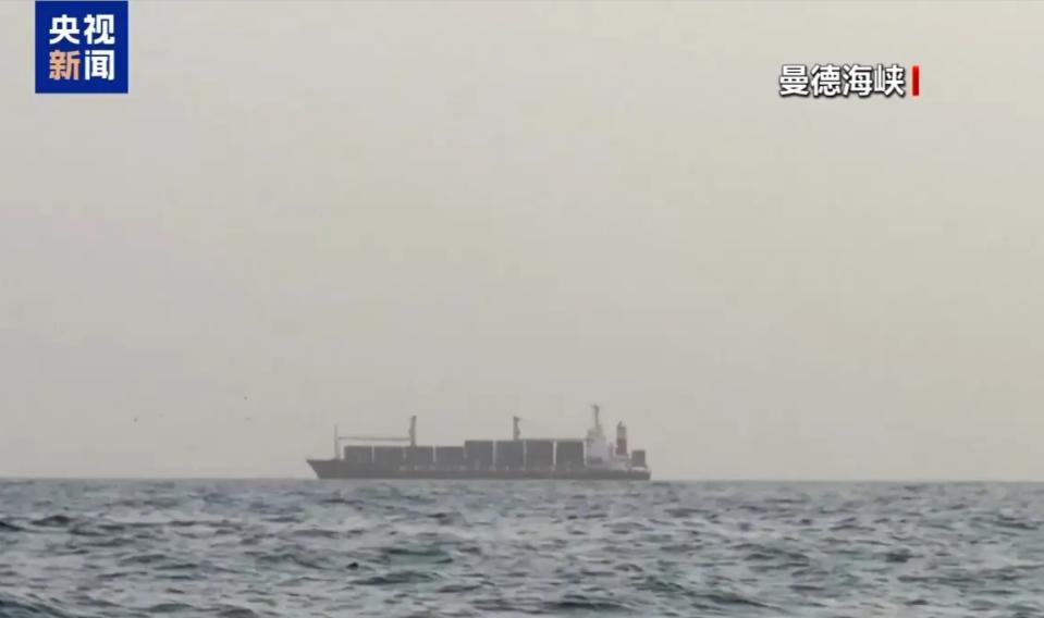 曼德海峡若真被胡塞武装布了水雷，亚欧之间的货船还能不能好好走了
曼德海峡这个名字