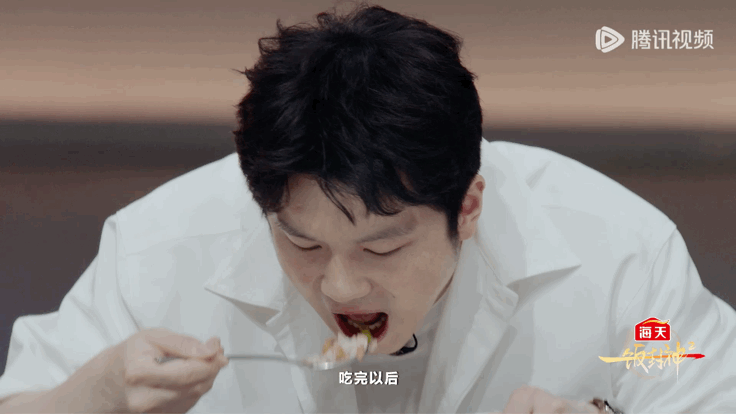 樊振东厨综首秀一饭封神🏅手握无数金牌的冠军，面对美食毫无抵抗力，大口吃饭画面太