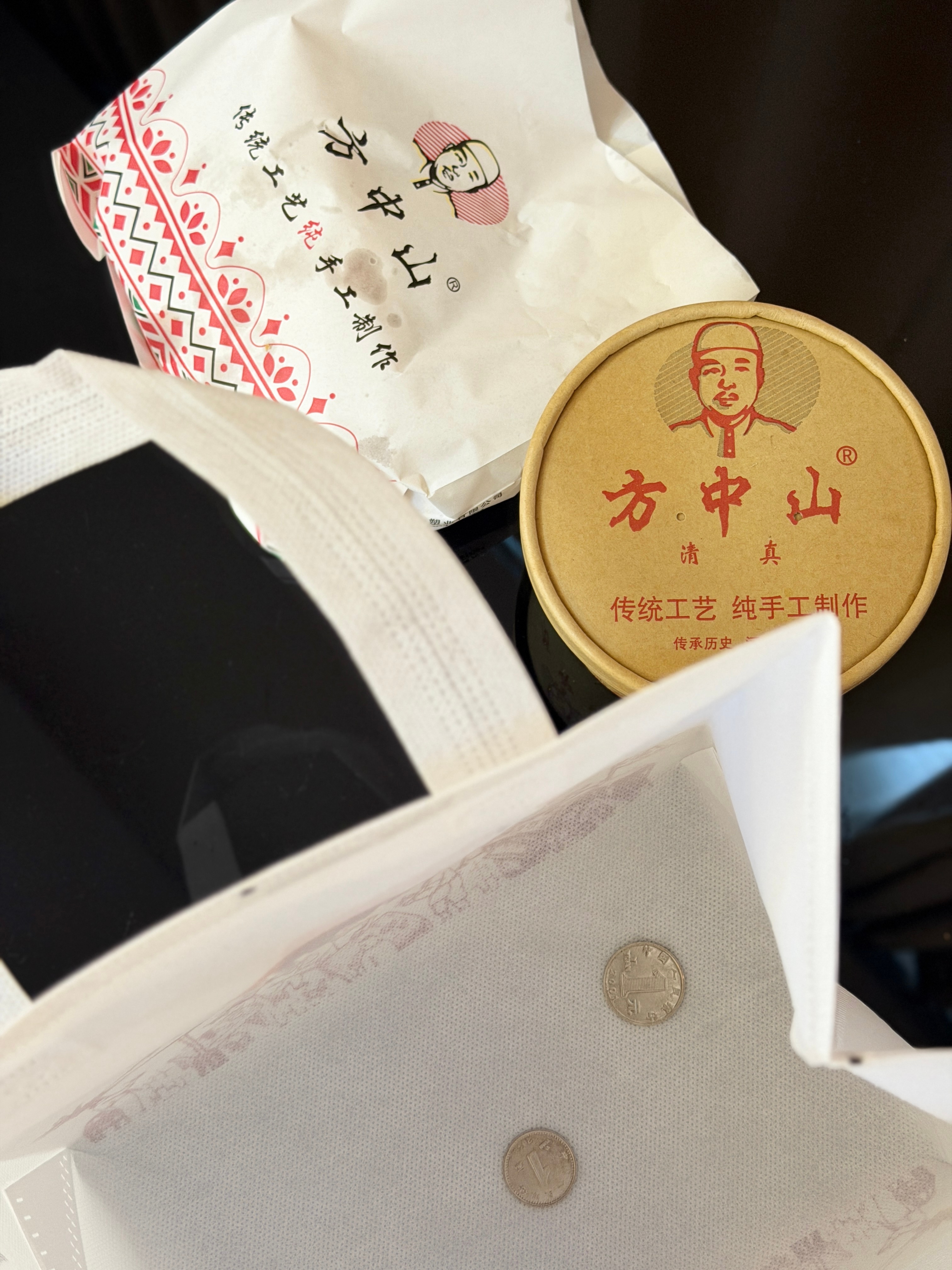 惊  第一次在外卖袋里收到一枚一块钱硬币和一枚一毛钱硬币  这有在对吗  是郑州
