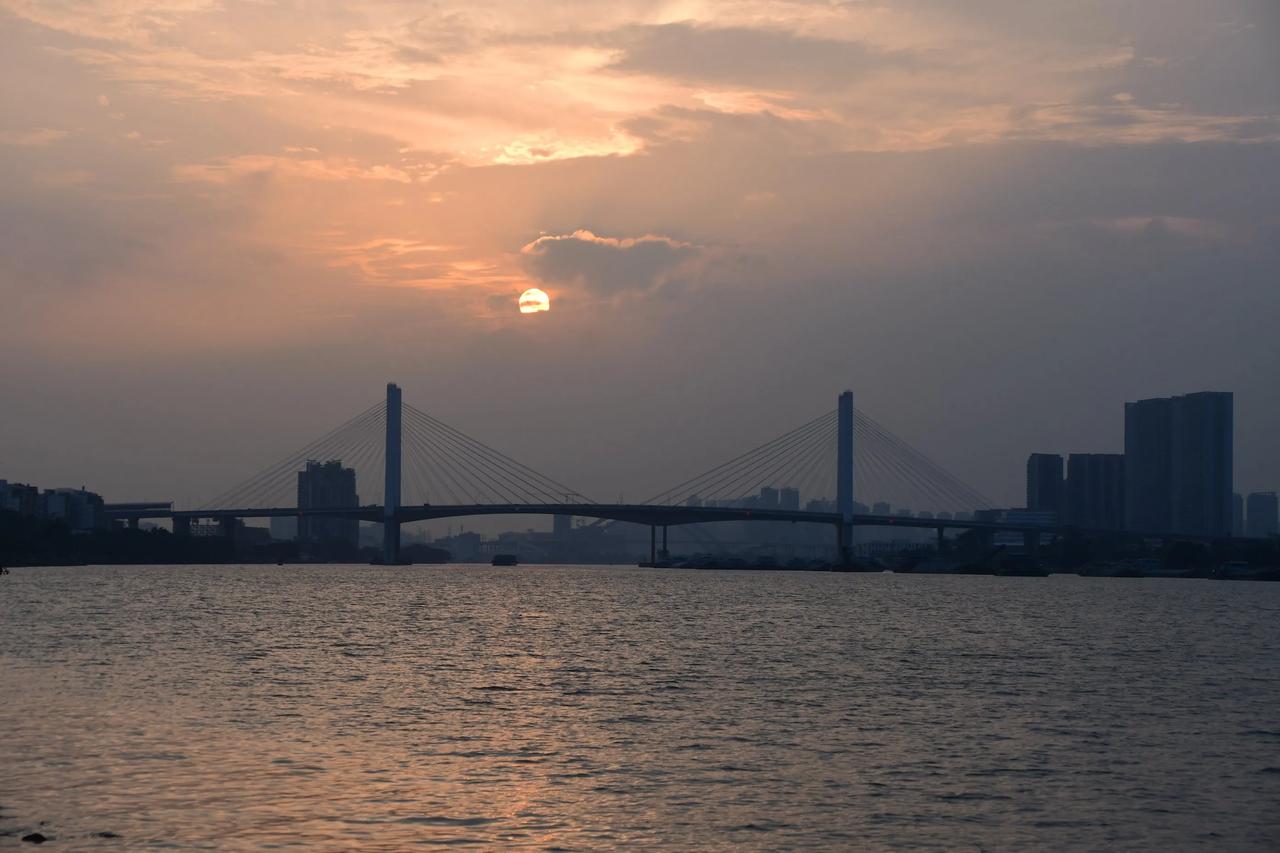 夕阳下的城市天际线，宁静而美丽。夜幕之下的景色 黄昏城市街景 早晨城市美景 黄昏