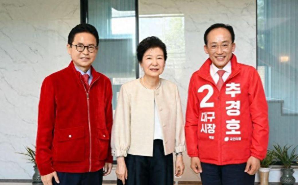 韩国大选倒计时！朴槿惠、李明博四处奔波拉票，另一人隐居乡下闭门不出，画风反差太大