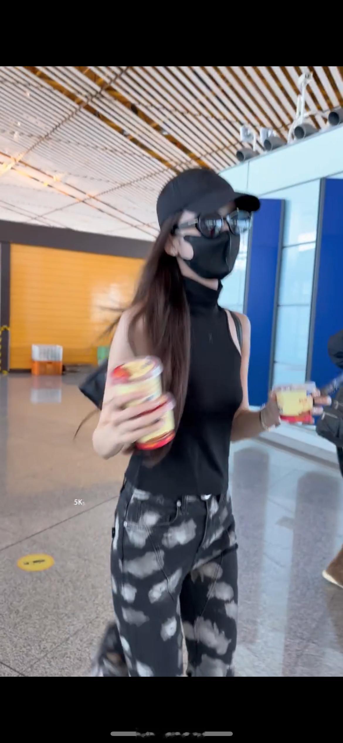 娜扎快赶不上飞机还请粉丝喝酸奶娜扎对待粉丝好温柔都已经快要赶不上航班，还愿意停下
