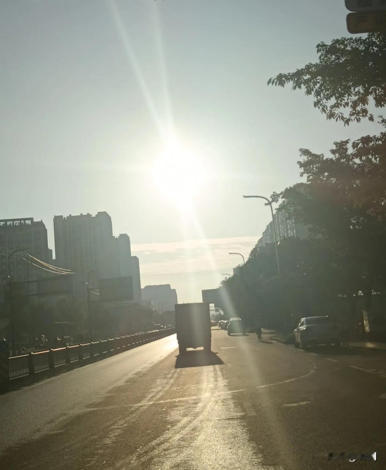 什么情况下才会出现日月同辉？是不是天气晴朗的农历二十左右就能看到？日月同辉