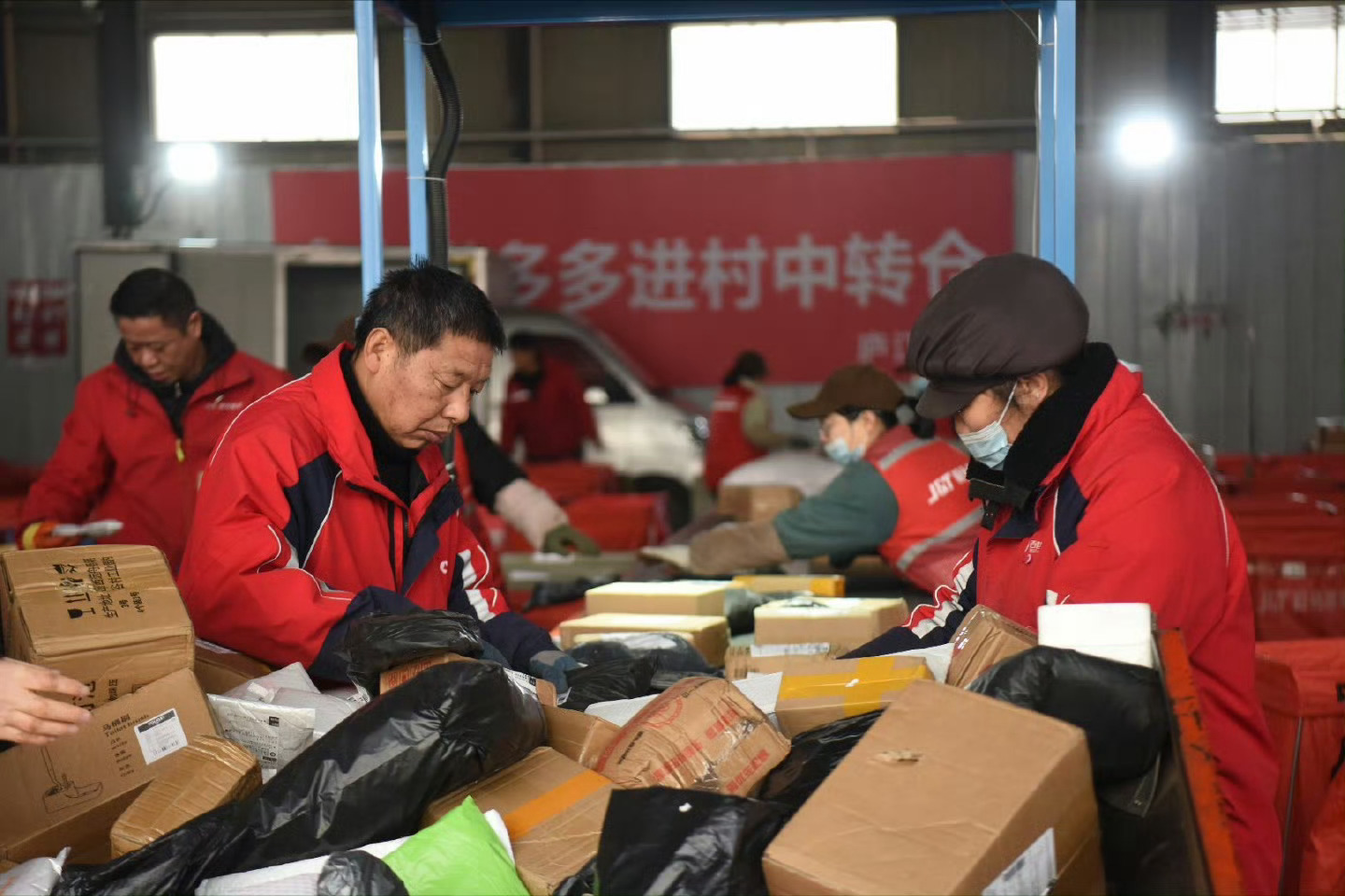 拼多多试行免费送货进村一号文件说的打通最后一公里。以前村里老人去镇上拿快递太不方