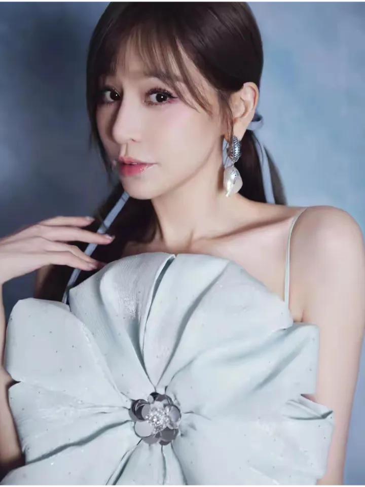 萧亚轩的择偶标准：远离家暴，追求真爱
 
萧亚轩在寻找爱情的道路上有着明确的要求