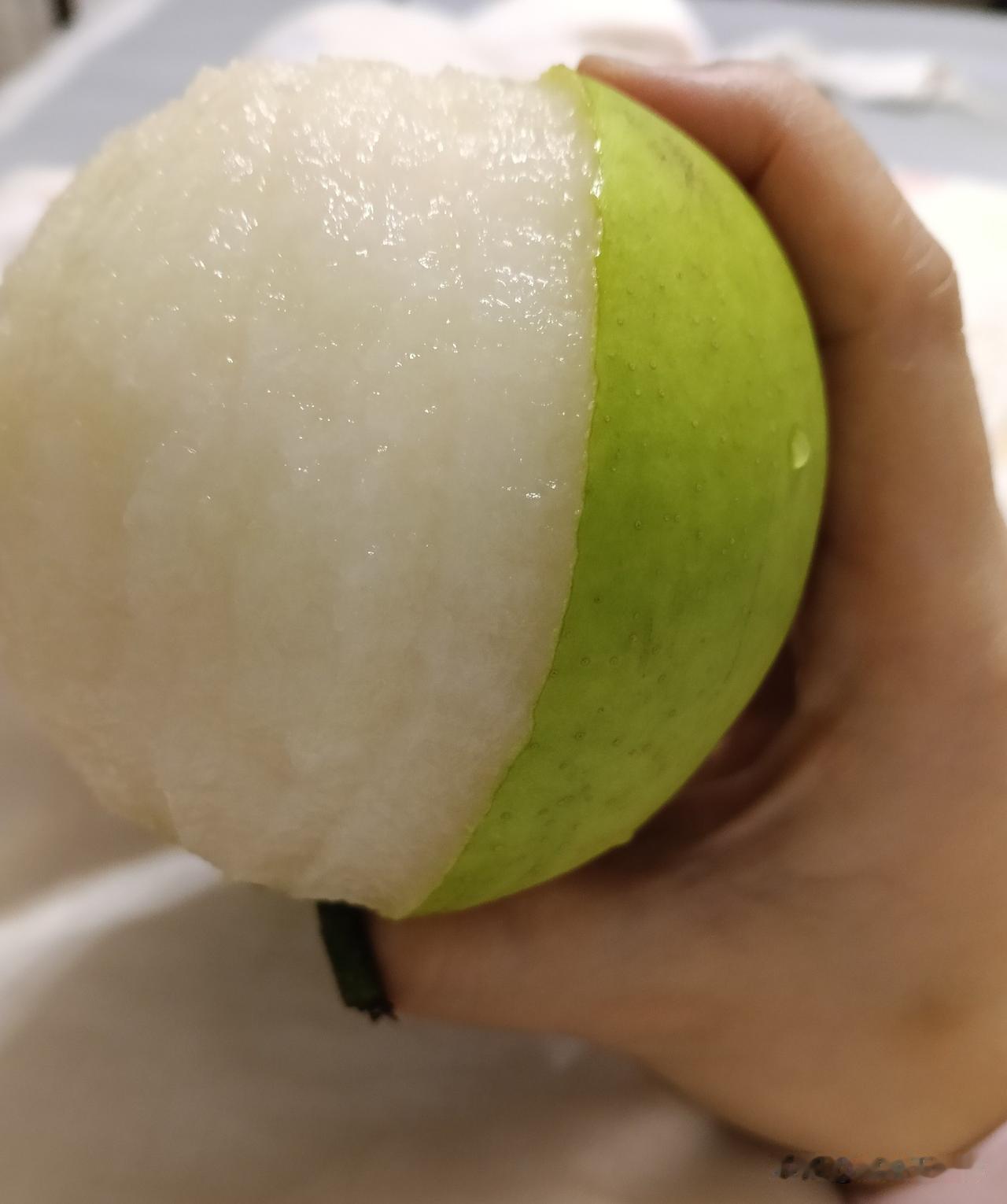 牙好[赞]

我能说点啥呢，
吃梨不用刀，
全靠一口牙啃。
外皮被啃得整整齐齐，