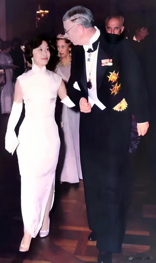 下图是1957年，杨振宁获得诺贝尔物理学奖时，夫人杜致礼陪他前往瑞典颁奖时所拍摄