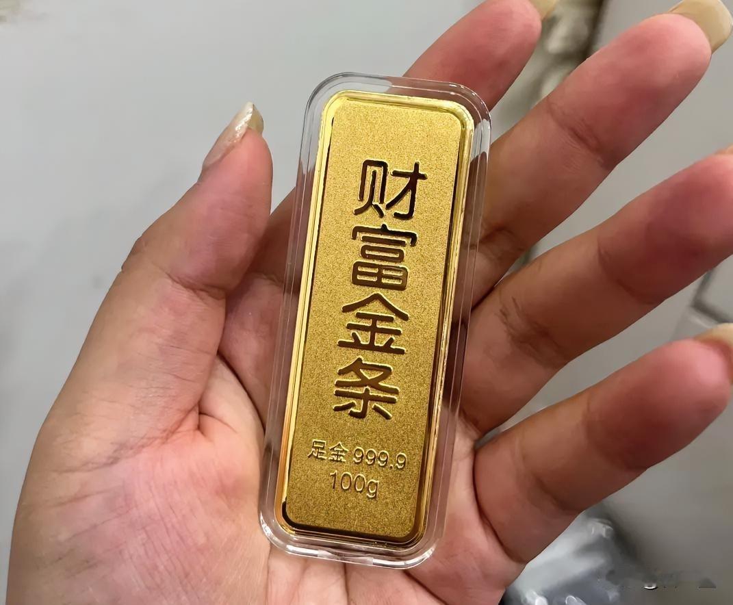 我去年生日，老公给我买了100克金条当礼物，486块一克，花了48600多点。