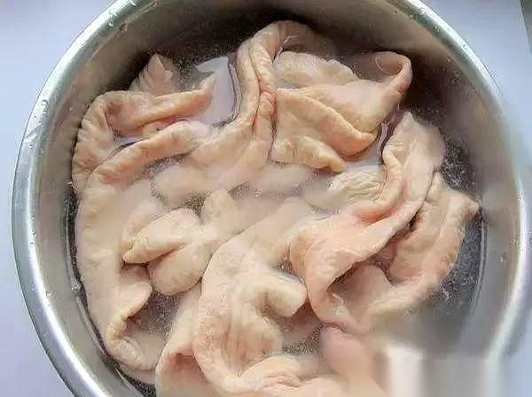 半袋面粉直接倒进大铁盆，两只手使劲搓了十几分钟，水龙头冲了整整三遍，端起来一闻，