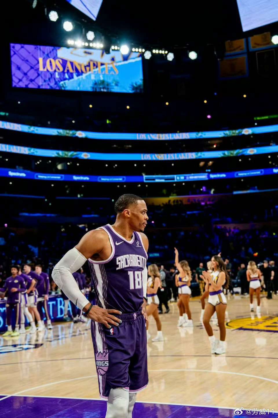 三百万威少半场10投5中，得到12分2篮板3助攻反观五千万詹姆斯，半场7分3助攻