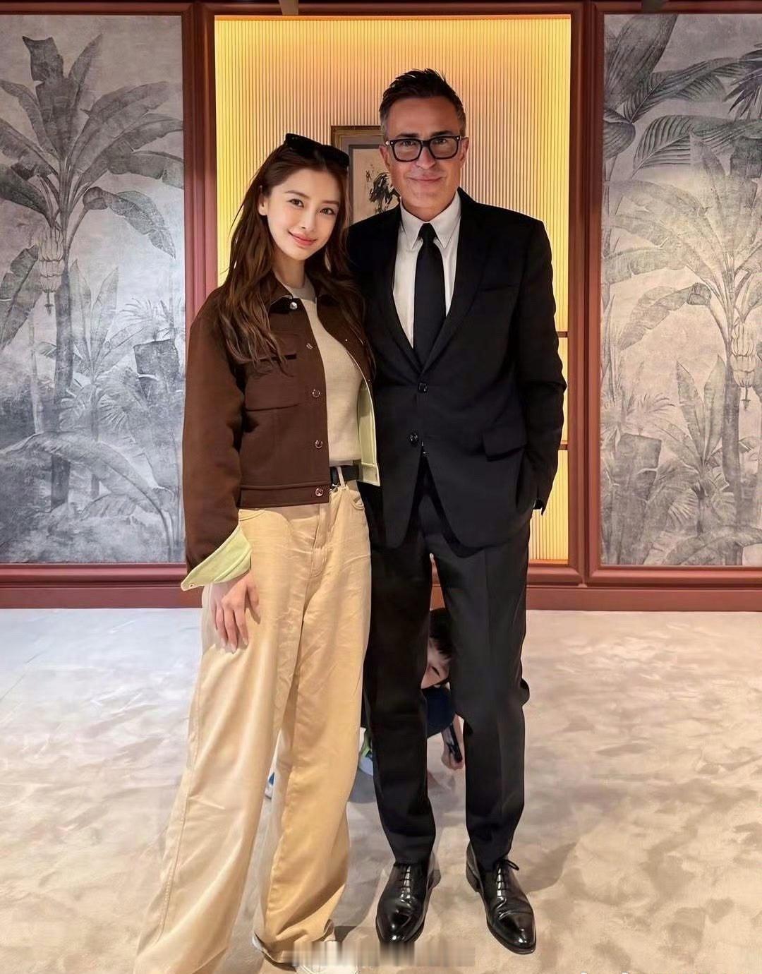 小海绵拍摄的Angelababy 与爱马仕总监合影 