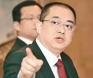 曾经那些职场精英们，个个自信满满，仿佛能指点江山，过着潇洒的好日子。就像夏海钧，