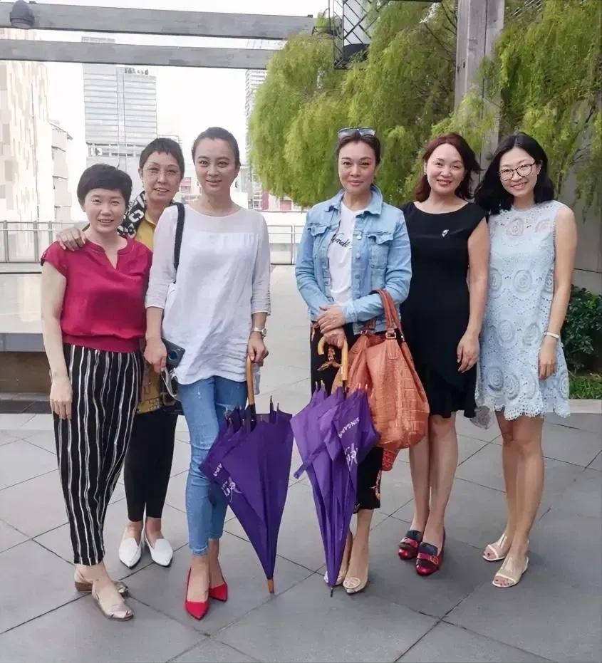 这里有二位知名女演员，你认识吗