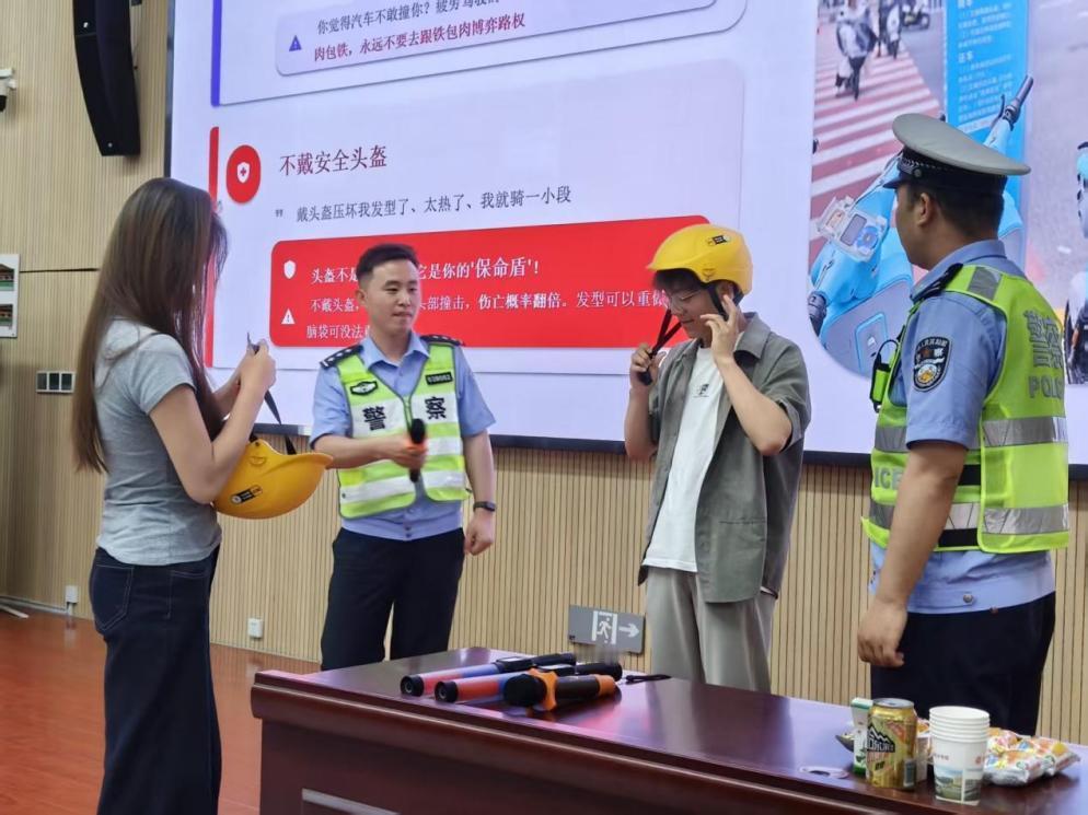 晋中交警三大队到学校宣讲安全，活动现场设置了趣味互动答题和幸运抽奖环节，让交通安
