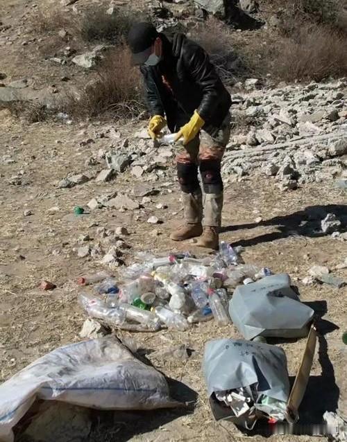 男子十年进山371次，捡回2万多斤垃圾

有这样一位令人敬佩的男子，十年间进山3