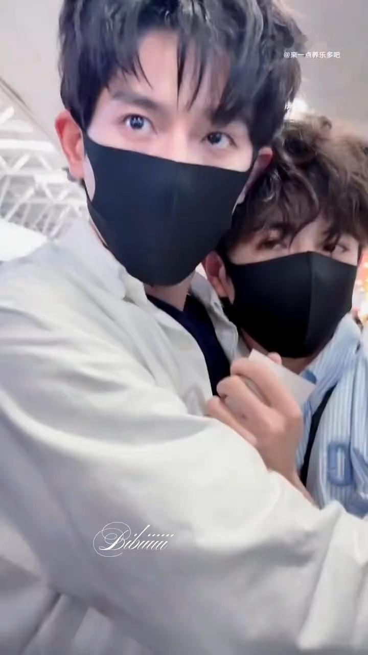 虽然很诡异吧但是拍拍手这一下让我有点磕到的感觉 