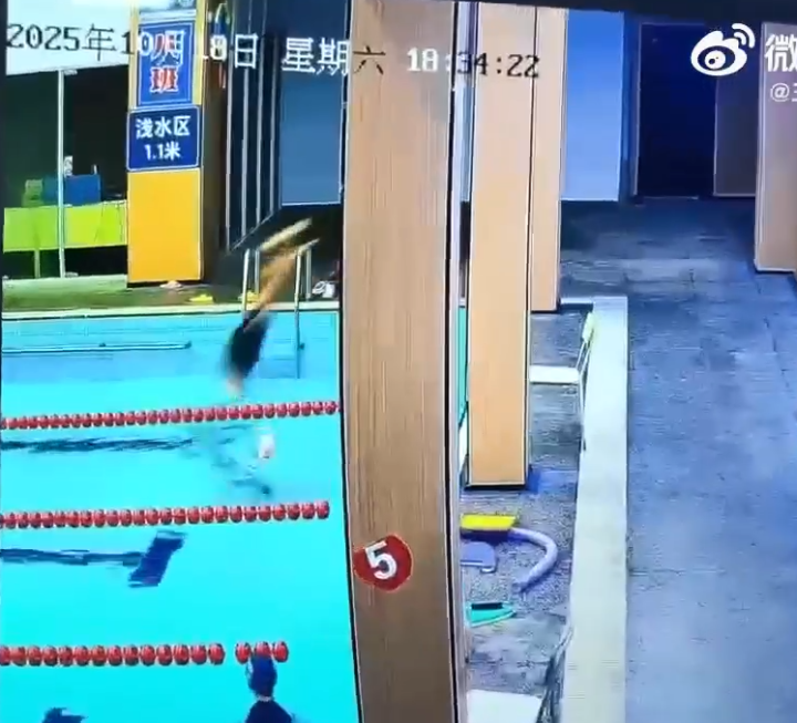 36岁体育老师在游泳馆跳水颈椎断裂，7岁女儿使劲的拉爸爸