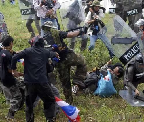 泰国怀疑泰柬边境冲突有第三方势力参与，或者是用第三方电子产品用在打击泰国军队上面