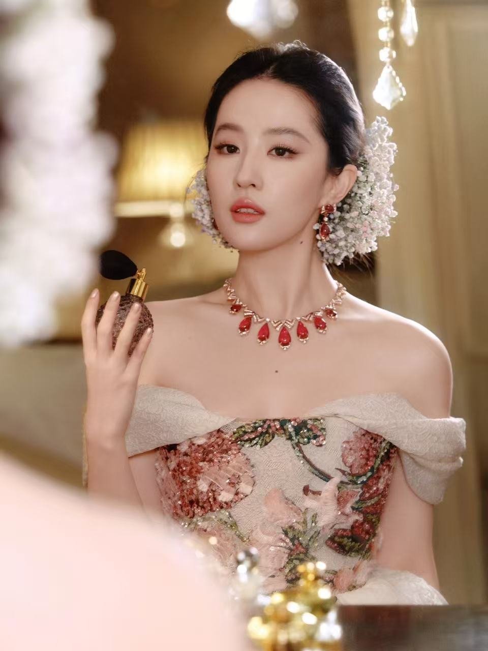 刘亦菲红毯从不失手 别人红毯是去争奇斗艳的，刘亦菲红毯是去散步的。散着散着就把热
